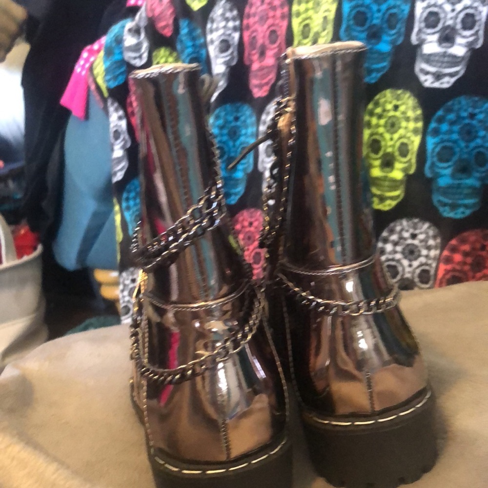 Price firm Chase and Chloe chrome boots - Picture 8 of 10